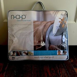 Brookstone  n-a-p Twin size bed blanket